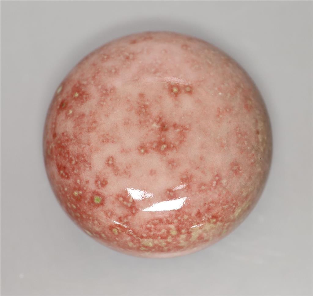 A Chinese peach bloom box and cover, diameter 7cm